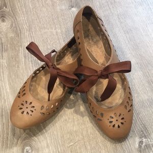 b.ø.c women’s brown leather flats size 7 (38)